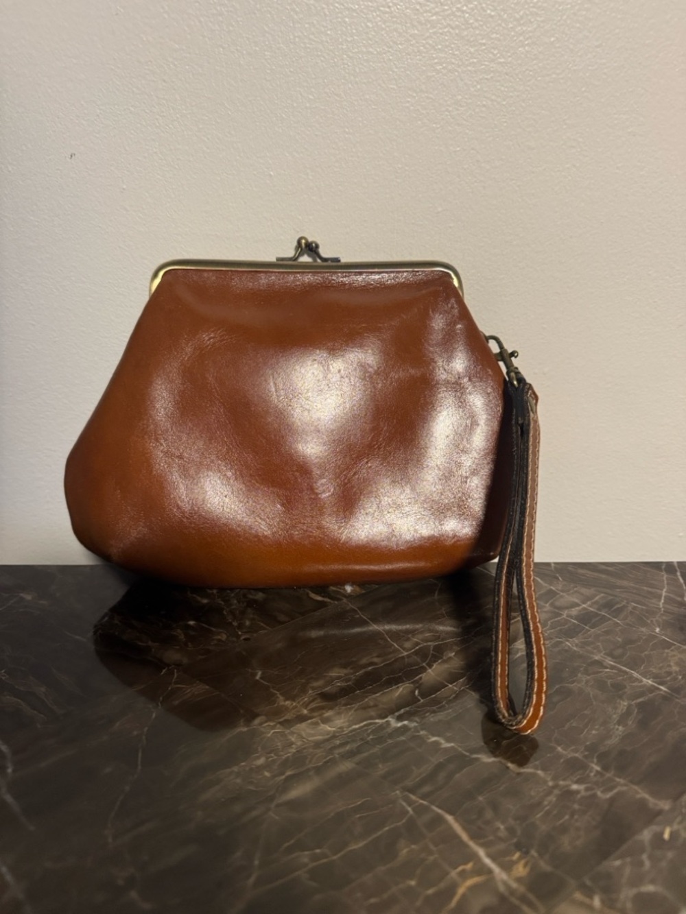 Patricia Nash Savena Leather
Wristlet Clutch Kiss Lock Cognac
Brown - Picture 14 of 16